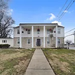 Charming Louisville Apt With Parking And Great Location