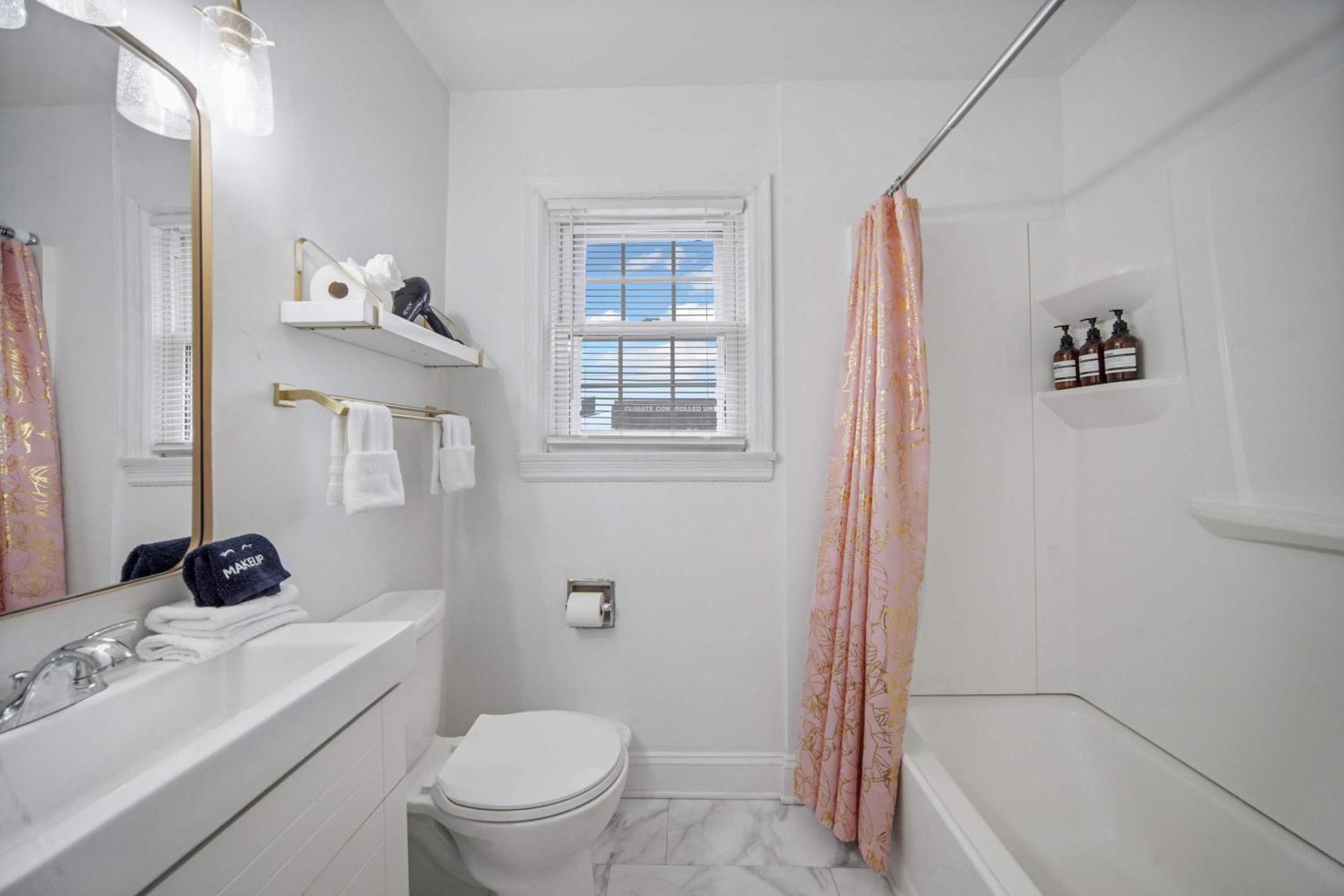 Charming With Parking And Great Location Apartment *