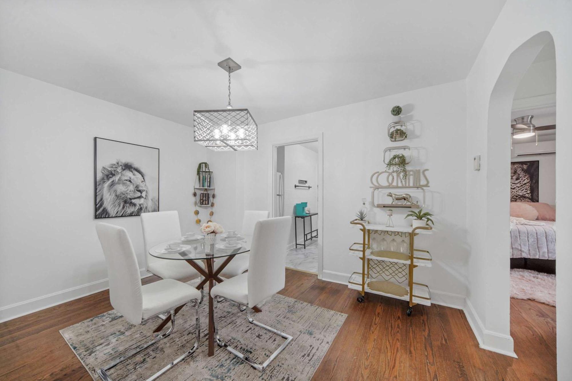 Charming With Parking And Great Location Louisville