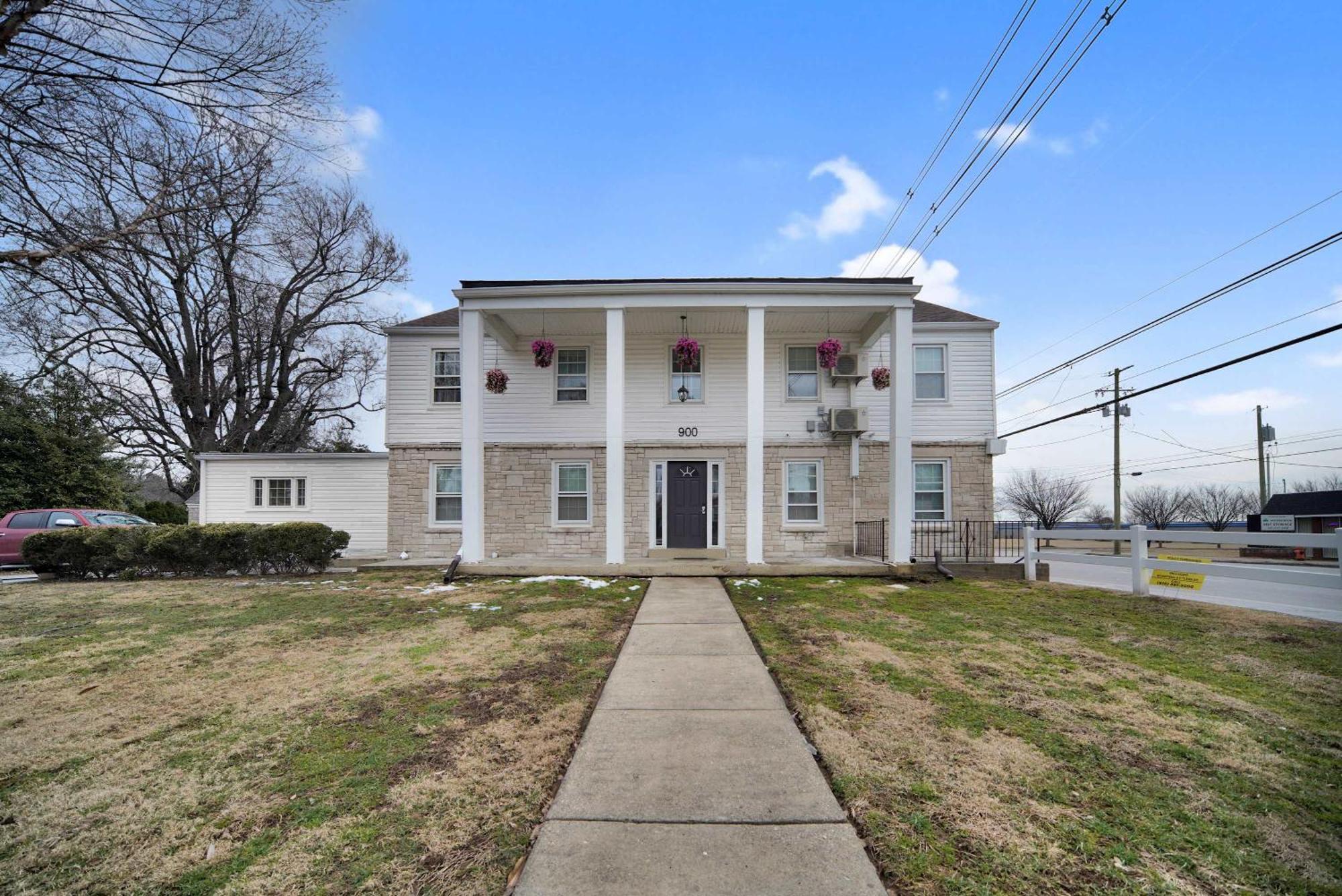 Charming With Parking And Great Location Apartment