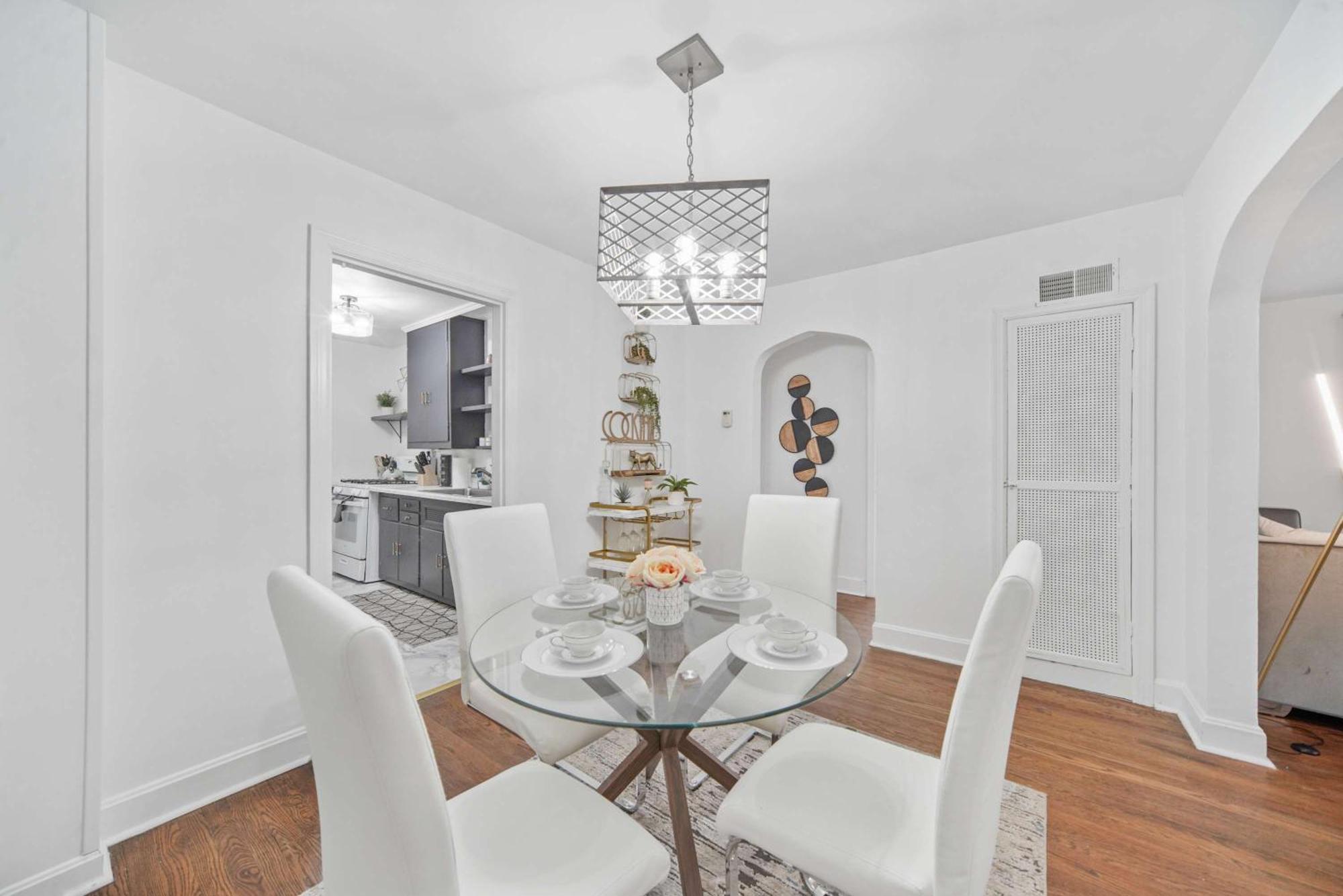 Charming With Parking And Great Location Louisville